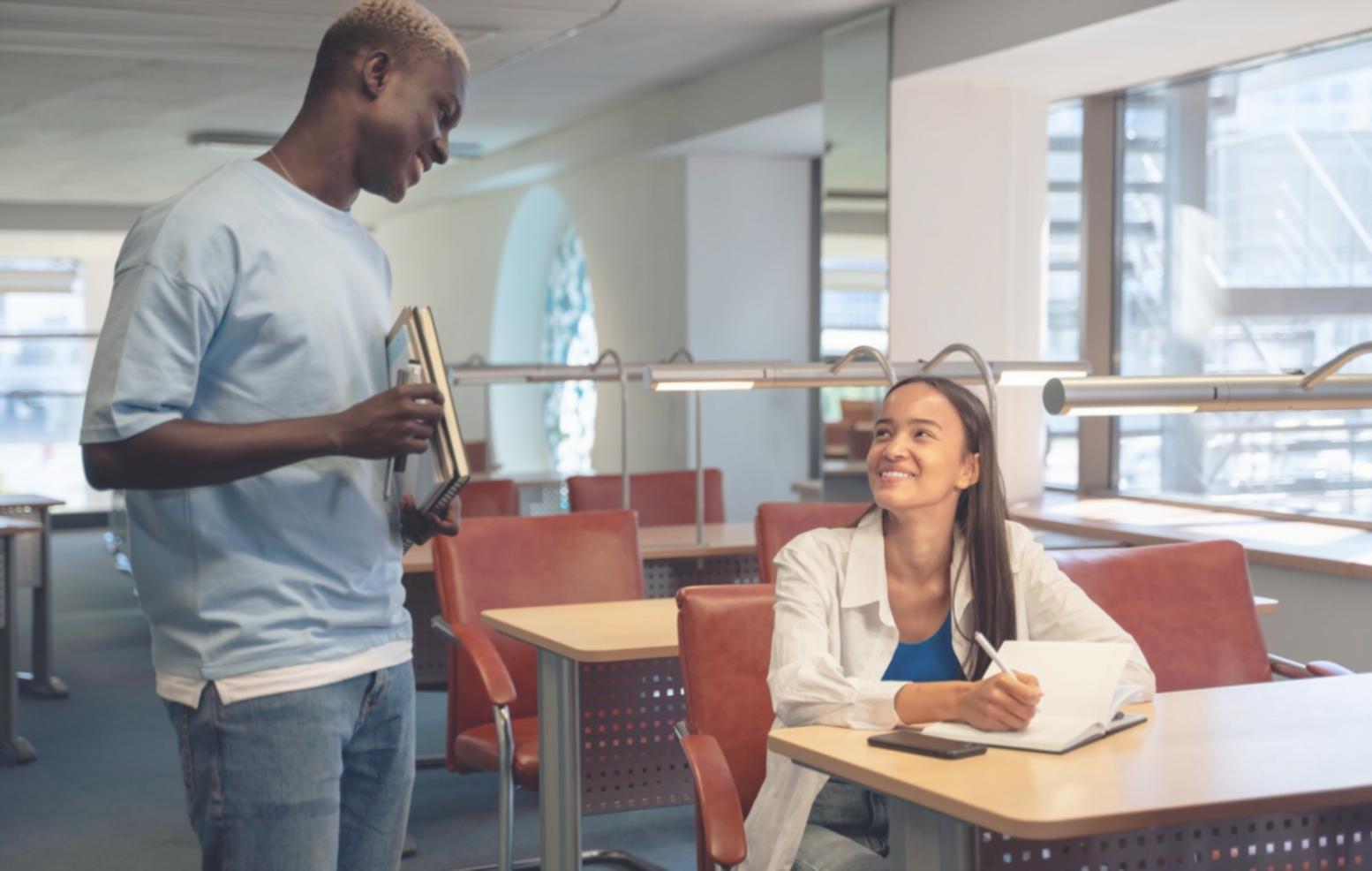Studenti internazionali che lavorano insieme su progetti narrativi creativi