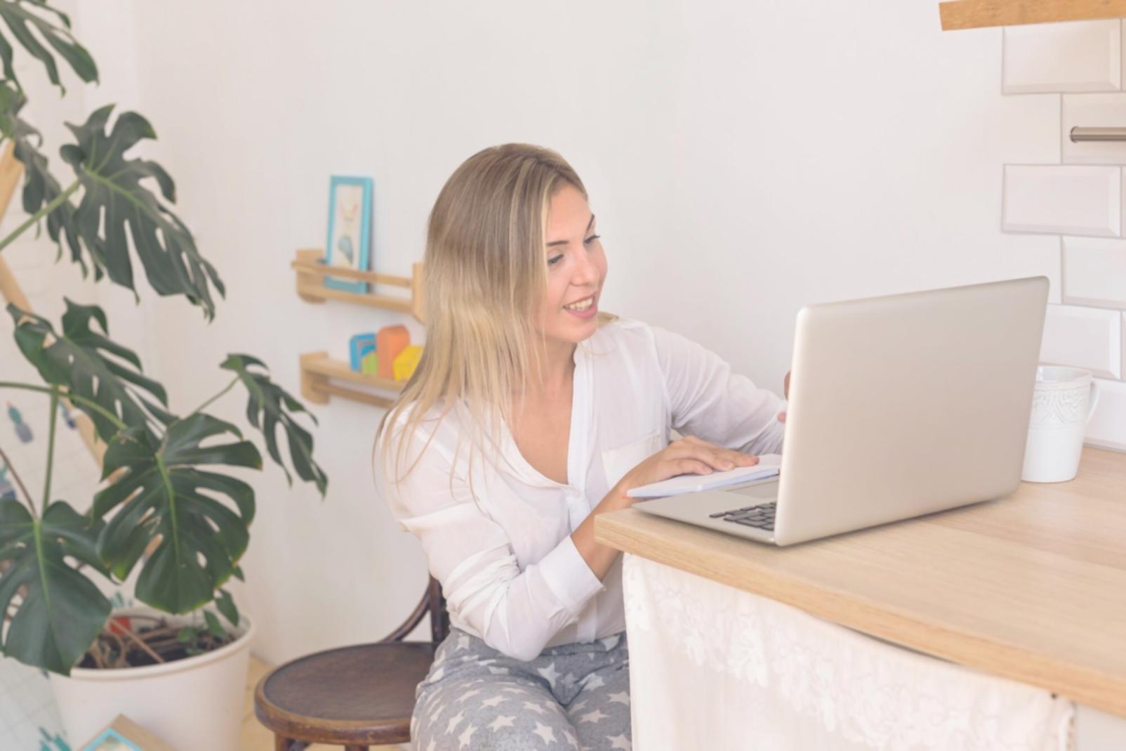 Ambiente di apprendimento fluxamerya con materiali didattici per tecniche narrative