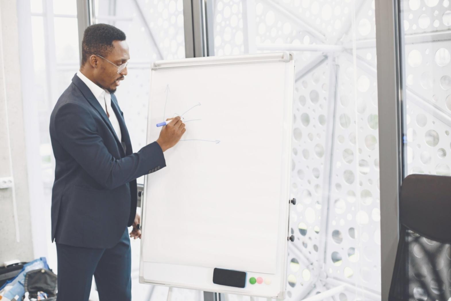 Studenti durante workshop di storytelling creativo con materiali narrativi