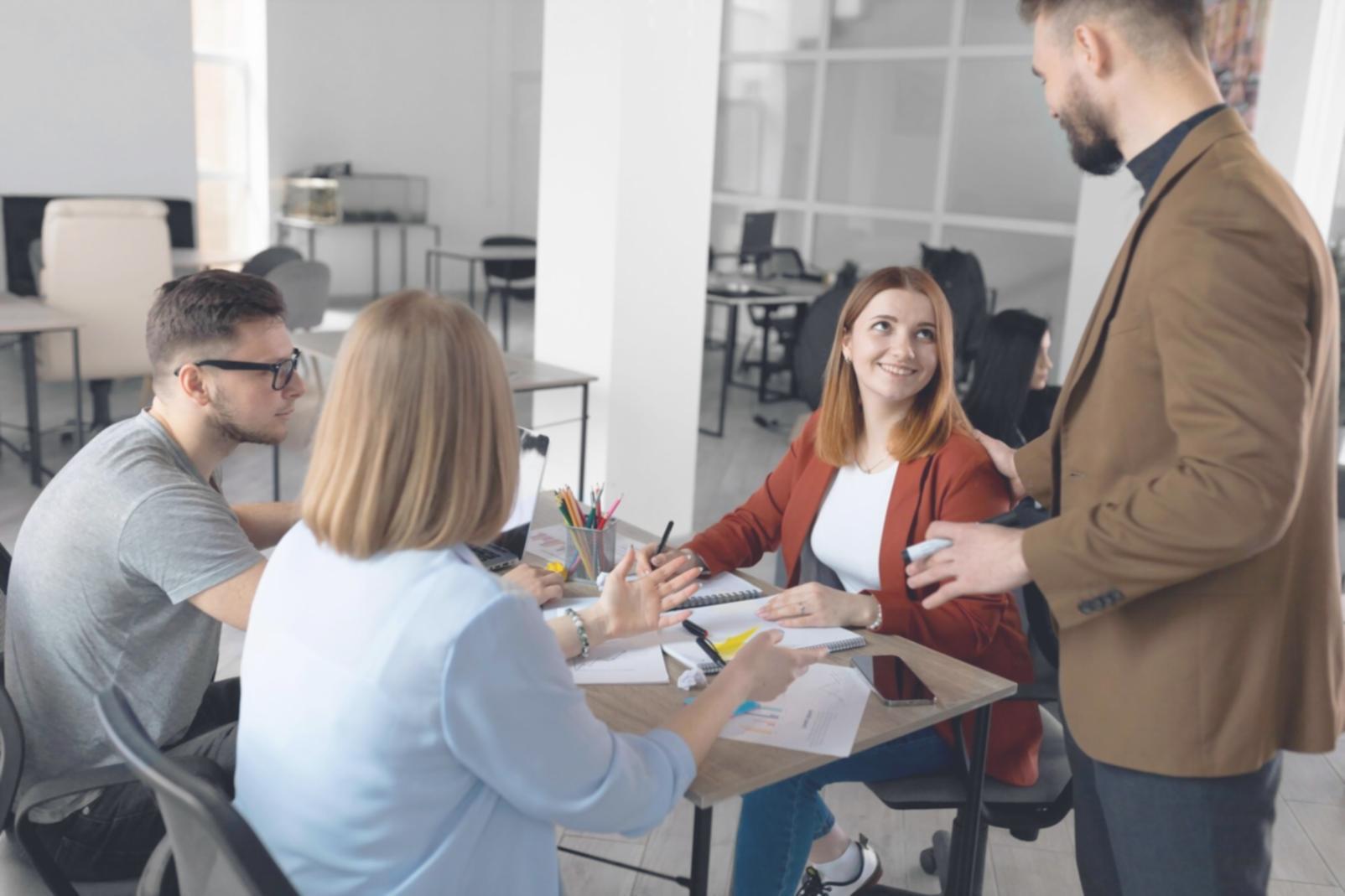 Laboratorio creativo fluxamerya con studenti al lavoro su progetti narrativi
