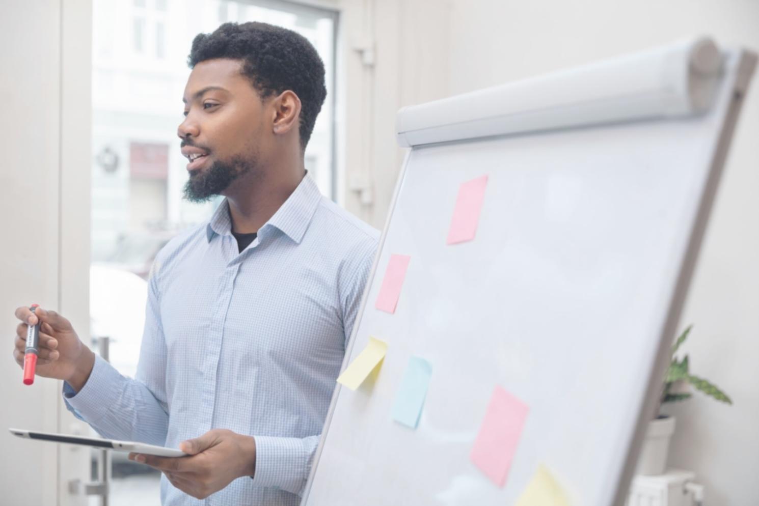 Ambiente di apprendimento creativo con materiali didattici